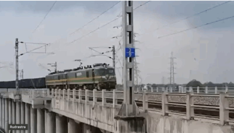 The train has 354 wagons and is powered by seven locomotives.