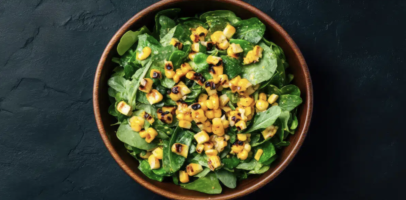 Spinach and corn salad can be a good source of zeaxanthin. (© SnowElf – stock.adobe.com)